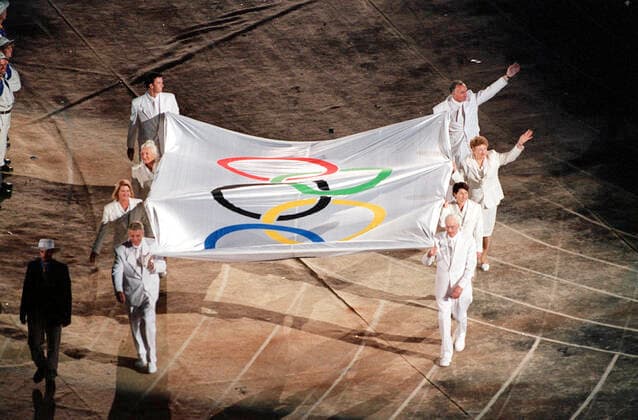 OLYMPIC OPENING CEREMONY, 15th September 2000, Sydney 2000 Olympic Games, Olympische Spiele, Olympia, OS The Opening Ceremony for the Sydney 2000 Games at Stadium Australia. The Olympic flag entering the Stadium Australia. (AAP IMAGE Julian Smith) NO ARCHIVING, EDITORIAL USE ONLY, NO USE IN BOOKS WITHOUT CONSENT SYDNEY AUS  Copyright: xJULIANxSMITHx 0104103150st