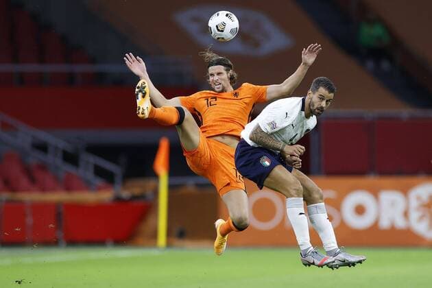 Sport Bilder des Tages AMSTERDAM, 07-09-2020, JohanCruyff Stadium, season 2020 2021 . Nations Leaque game between Netherlands and Italy. Netherlands player Hans Hateboer and Italian player Leonardo Spinazzola Netherlands - Italy  x9132698x Copyright: