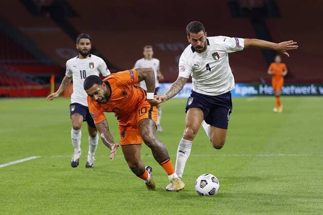 AMSTERDAM, 07-09-2020, JohanCruyff Stadium, season 2020 2021 . Nations Leaque game between Netherlands and Italy. Netherlands player Memphis Depay and Italian player Leonardo Spinazzola Netherlands - Italy  x9132736x Copyright:
