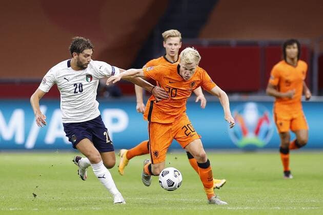 AMSTERDAM, 07-09-2020, JohanCruyff Stadium, season 2020 2021 . Nations Leaque game between Netherlands and Italy. Italian player Manuel Locatelli and Netherlands player Donny van de Beek Netherlands - Italy  x9132769x Copyright:
