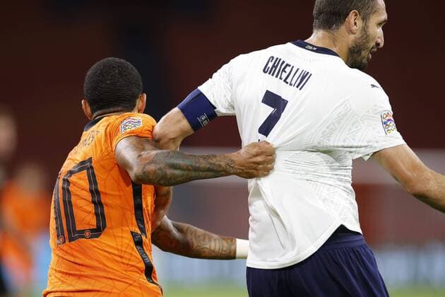 AMSTERDAM, 07-09-2020, JohanCruyff Stadium, season 2020 2021 . Nations Leaque game between Netherlands and Italy. Netherlands player Memphis Depay and Italian player Giorgio Chiellini Netherlands - Italy  x9132789x Copyright: