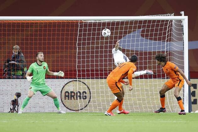 Sport Bilder des Tages AMSTERDAM, 07-09-2020, JohanCruyff Stadium, season 2020 2021 . Nations Leaque game between Netherlands and Italy. Italian player NicolËœ Barella (r) scoring the 0-1. Netherlands goalkeeper Jasper Cillessen Netherlands - Italy  x9133126x Copyright: