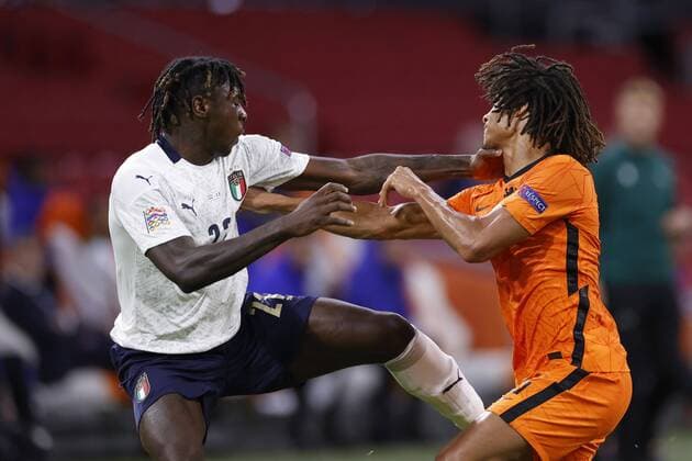 Sport Bilder des Tages AMSTERDAM, 07-09-2020, JohanCruyff Stadium, season 2020 2021 . Nations Leaque game between Netherlands and Italy. Italian player Moise Kean and Netherlands player Nathan Ake Netherlands - Italy  x9133431x Copyright: