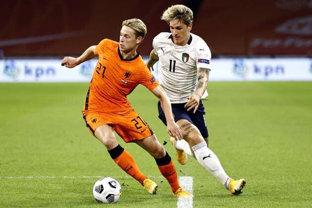 AMSTERDAM - (lr) Frenkie de Jong of Holland, Nicolo Zaniolo of Italy during the UEFA Nations League A group 1 qualifying match between the Netherlands and Italy at the Johan Cruyff Arena on September 07, 2020 in Amsterdam, Netherlands. ANP MAURICE VAN STEEN xVIxANPxSportx xxANPxIVx 422454493