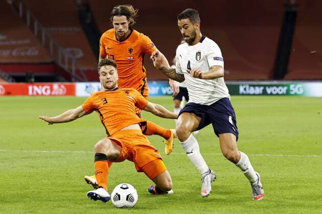 AMSTERDAM - (lr) Joel Veltman of Holland, Hans Hateboer of Holland, Leonardo Spinazzola of Italy during the UEFA Nations League A group 1 qualifying match between the Netherlands and Italy at the Johan Cruyff Arena on September 07, 2020 in Amsterdam, The Netherlands. ANP MAURICE VAN STEEN xVIxANPxSportx xxANPxIVx 422455899