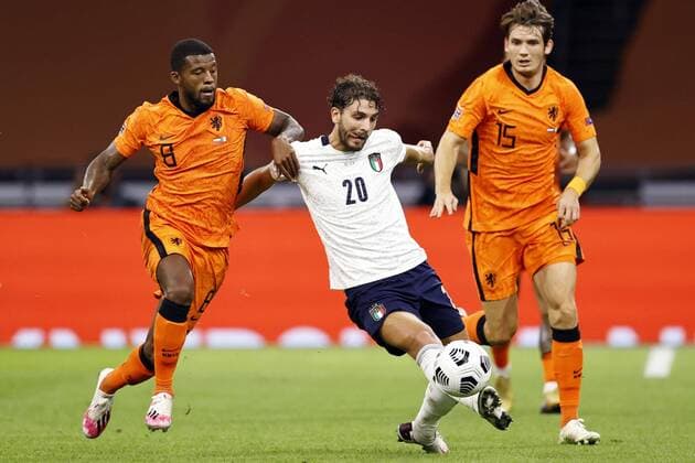 (L to R) Georginio Wijnaldum of Holland, Manuel Locatelli of Italy, Marten de Roon of Holland during the UEFA Nations League A group 1 qualifying match between the Netherlands and Italy at the Johan Cruyff Arena on September 07, 2020 in Amsterdam, The Netherlands . ANP MAURICE VAN STEEN xVIxANPxSportx xxANPxIVx 422455914