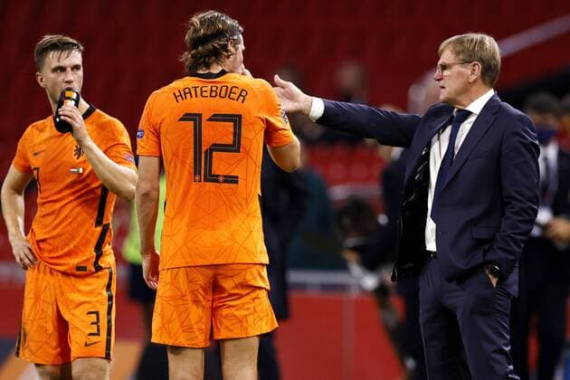 AMSTERDAM - (lr) Joel Veltman of Holland, Hans Hateboer of Holland, Holland coach Dwight Lodeweges during the UEFA Nations League A group 1 qualifying match between the Netherlands and Italy at the Johan Cruyff Arena on September 07, 2020 in Amsterdam, The Netherlands. ANP MAURICE VAN STEEN xVIxANPxSportx xxANPxIVx 422456049