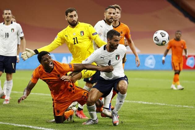 AMSTERDAM - (lr) Denzel Dumfries of Holland, Leonardo Spinazzola of Italy during the UEFA Nations League A group 1 qualifying match between the Netherlands and Italy at the Johan Cruyff Arena on September 07, 2020 in Amsterdam, Netherlands. ANP MAURICE VAN STEEN xVIxANPxSportx xxANPxIVx 422457869