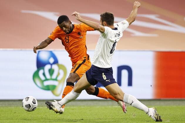 AMSTERDAM - (lr) Georginio Wijnaldum of Holland, Bryan Cristante of Italy during the UEFA Nations League A group 1 qualifying match between the Netherlands and Italy at the Johan Cruyff Arena on September 07, 2020 in Amsterdam, Netherlands. ANP MAURICE VAN STEEN xVIxANPxSportx xxANPxIVx 422457917