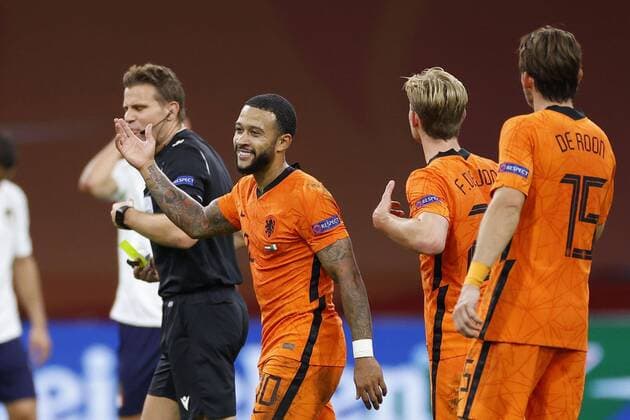 AMSTERDAM, 07-09-2020, JohanCruyff Stadium, season 2020 2021 . Nations Leaque game between Netherlands and Italy. Netherlands player Memphis Depay angry on referee Felix Brych Netherlands - Italy  x9133614x Copyright: