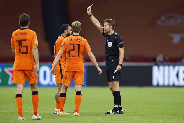 AMSTERDAM, 07-09-2020, JohanCruyff Stadium, season 2020 2021 . Nations Leaque game between Netherlands and Italy Netherlands player Memphis Depay getting a yellow card from referee Felix Brych Netherlands - Italy  x9133617x Copyright: