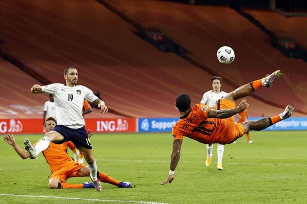 AMSTERDAM - (lr) Leonardo Bonucci of Italy, Memphis Depay of Holland during the UEFA Nations League A group 1 qualifying match between the Netherlands and Italy at the Johan Cruyff Arena on September 07, 2020 in Amsterdam, The Netherlands. ANP MAURICE VAN STEEN xVIxANPxSportx xxANPxIVx 422457934