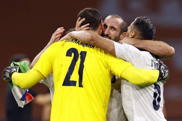 Sport Bilder des Tages AMSTERDAM - (lr) goalkeeper Gianluigi Donnarumma of Italy, Leonardo Bonucci of Italy, Danilo D Ambrosio of Italy celebrate the victory during the UEFA Nations League A group 1 qualifying match between the Netherlands and Italy in the Johan Cruyff Arena on September 07, 2020 in Amsterdam, The Netherlands. ANP MAURICE VAN STEEN xVIxANPxSportx xxANPxIVx 422458030