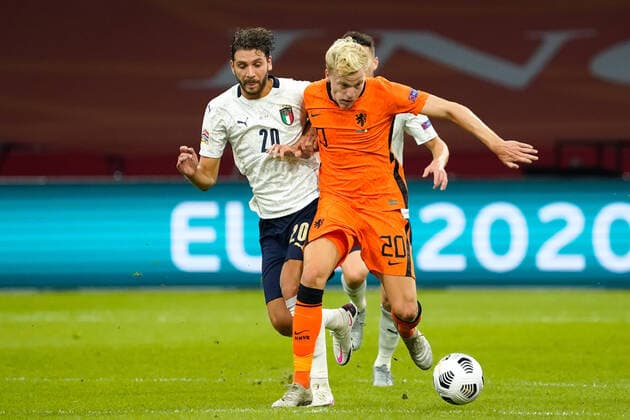 Donny van de Beek (NED) duels Manuel Locatelli (ITA) during Uefa Nations League Netherlands-Italy on September, 7 2020 in the Johan Cruijff Arena in Amsterdam, Netherlands. Photo by SCS Sander Chamid AFLO (HOLLAND OUT) Noxthirdxpartyxsales,xHOLLANDxOUT  (143713527)