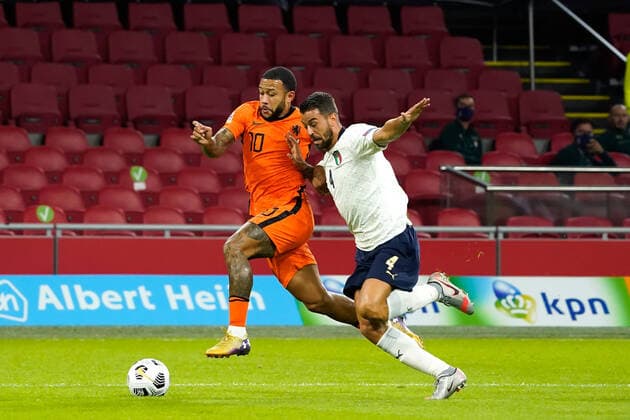 Memphis Depay (NED) duels Leonardo Spinazzola (ITA) during Uefa Nations League Netherlands-Italy on September, 7 2020 in the Johan Cruijff Arena in Amsterdam, Netherlands. Photo by SCS Sander Chamid AFLO (HOLLAND OUT) Noxthirdxpartyxsales,xHOLLANDxOUT  (143713529)