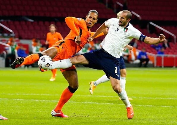 Virgil van Dijk (NED) duels Giorgio Chiellini (ITA) during Uefa Nations League Netherlands-Italy on September, 7 2020 in the Johan Cruijff Arena in Amsterdam, Netherlands. Photo by SCS Sander Chamid AFLO (HOLLAND OUT) Noxthirdxpartyxsales,xHOLLANDxOUT  (143713531)