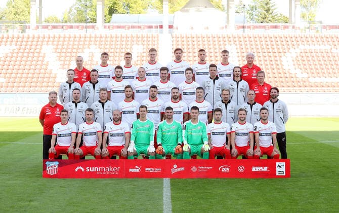 Team presentation Zwickau Fussball 3 Liga FSV Zwickau 3 Liga, portrait date 2020 2021, team photo, back of the team doctor Uwe Flöten Floetgen, Ali Odabas, Maurice Hehne, Gerrit Wegkamp, Ronny Koenig Koenig, Bastian Strietzel, Dustin Willms, Team doctor Bernhard Karich, middle 1 of 1 l Team manager Jens Schubert, team managers Mario Kallisch, Marco Schikora, Julius Reinhardt, Yannik Möker Moeker, Leon Jensen, goalkeeper coach Steffen Süßer Suessner, athletics coach Christoph Rezler, Team physician Hans Jürgen Lambrecht, middle 2 v l Team physician Reinhold Müller Mueller, physiotherapist Christian Puschmann, physiotherapist Sven Schubert, Felix Drinkuth, Danny Frick, Morris Schröter Schroeter, Jozo Stanic, sports director Toni Wachsmuth, Head Coach Joe Enochs, Co Coach Robin Lenk, in front from Marius Hauptmann, Nils Miatke, Manfred Starke, Matti Kamenz, Johannes Brinkies, Max Sprang, Marcus Godinho, Mike Könnecke Koennecke, Can Coskun, Zwickau, 07 09 2020, Stadium Zwickau, Soccer ,