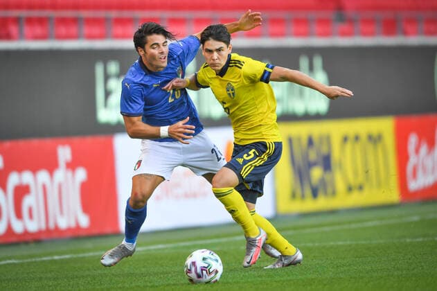 Italy s Riccardo Sottil L and Sweden s Eric Kahl fight for the ball during the U21 European Championships qualifiaction soccer match between Sweden and Italy at Guldfageln Arena in Kalmar, Sweden, on Sept 08, 2929 KALMAR SWEDEN x10760x,  Copyright: xPatricxSoderstrom TTx SOCCER U21 SWEDEN-ITALY