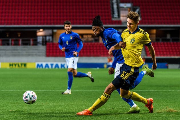 200908 Leo Bengtsson of Sweden and Claud Adjapong of Italy during the UEFA European Under 21 Qualifier football match between Sweden and Italy on September 8, 2020 in Kalmar Photo Petter Arvidson BILDBYRAN kod PA PA0058 fotball football fotboll soccer european under 21 qualifier em kval u21 sverige sweden italy italy uefa euro under 21 qualifier,  Copyright: PETTERxARVIDSON BB200908PA055