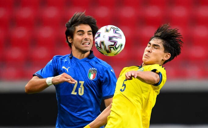 Italy s Sottil L and Sweden s Eric Kahl fights for the ball during the U21 European Championships qualifiaction soccer match between Sweden and Italy at Guldfageln Arena in Kalmar, Sweden, on Sept 08, 2929 KALMAR SWEDEN x10760x,  Copyright: xPatricxSoderstrom TTx SOCCER U21 SWEDEN-ITALY