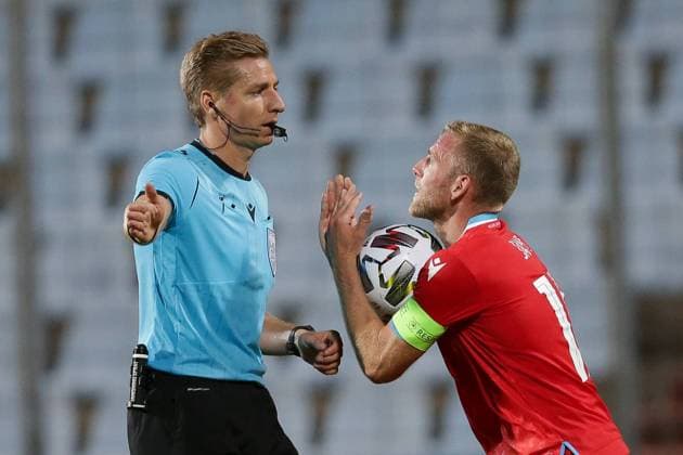 Laurent Jans captain Luxembourg 18 discusses with referee Lawrence Visser Belgium after penalty kick, emotions football, UEFA Nations League 2020 21, Season 2020 2021, 2 Matchday, Group C 08 09 2020 Luxembourg Montenegro Luxembourg vs Montenegro Stade Josy Barthel, Luxembourg