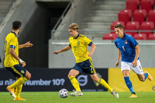 200908 August Erlingmark of Sweden and Andrea Pinamonti of Italy during the UEFA European Under 21 Qualifier football match between Sweden and Italy on September 8, 2020 in Kalmar Photo Petter Arvidson BILDBYRAN kod PA PA0058 fotball football fotboll soccer european under 21 qualifier em kval u21 sverige sweden italy italy uefa euro under 21 qualifier,  Copyright: PETTERxARVIDSON BB200908PA176