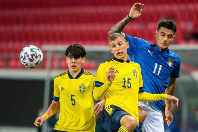 200908 Eric Kahl and John Björkengren of Sweden against Gianluca Scamacca of Italy during the UEFA European Under 21 Qualifier football match between Sweden and Italy on September 8, 2020 in Kalmar Photo Petter Arvidson BILDBYRAN kod PA PA0058 fotball football fotboll soccer european under 21 qualifier em kval u21 sweden sweden italy italy uefa euro under 21 qualifier,  Copyright: PETTERxARVIDSON BB200908PA192