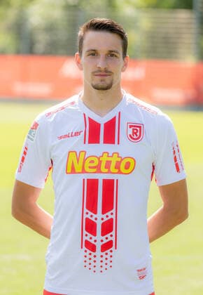 Fußball, 2. BL, SSV Jahn Regensburg Porträttermin 2020 2021 Medientag; SSV Jahn Regensburg 2020 2021 Sebastian Stolze ; SSV Jahn Regensburg; 2.BL, Portraittermin 2020 2021 ACHTUNG: Veröffentlichung nur mit vollständigem Copyright: Fotostudio Büttner Jahn Regensburg! ACHTUNG: Für dieses vom Verein zur Verfügung gestellte PR-Material muss keine Lizenzgebühr entrichtet werden!