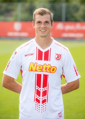 Fußball, 2. BL, SSV Jahn Regensburg Porträttermin 2020 2021 Medientag; SSV Jahn Regensburg 2020 2021 Kevin Hoffmann; SSV Jahn Regensburg; 2.BL, Portraittermin 2020 2021 ACHTUNG: Veröffentlichung nur mit vollständigem Copyright: Fotostudio Büttner Jahn Regensburg! ACHTUNG: Für dieses vom Verein zur Verfügung gestellte PR-Material muss keine Lizenzgebühr entrichtet werden!