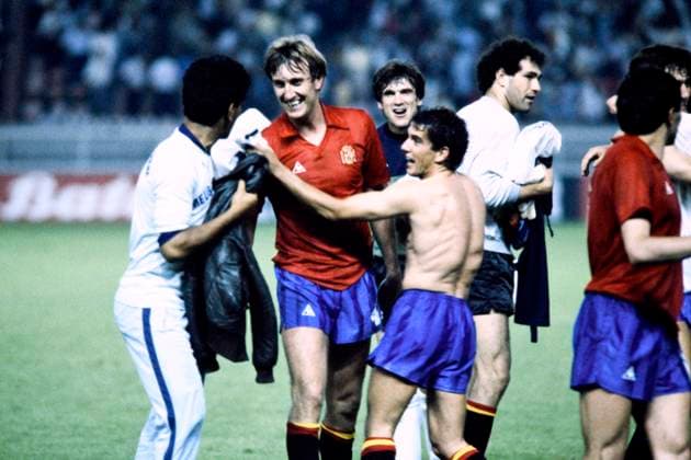 MACEDA Team Spain cheers after the victory UEFA European Football Championship 1984 in France Preliminary rounds match Germany Spain 0 1 on 20 06 1984 in Paris