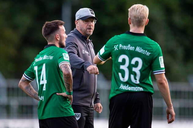 04 09 2020 Football, 2020 2021, Regionalliga West, SV Rödinghausen SC Preußen Münster L R Joshua Holtby Münster , Sascha Hildmann Trainer Münster , Niklas Heidemann Münster Rödinghausen North Rhine-Westphalia Germany Häcker Wiehenstadion