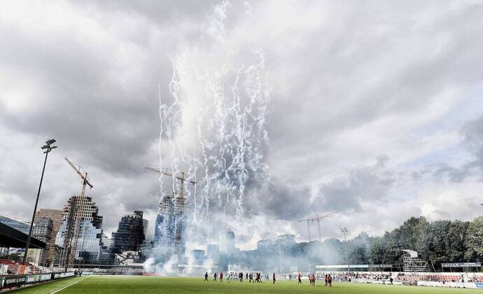 Bilder des Jahres 2020, Sport 09 September Sport Themen der Woche KW37 AMSTERDAM, 12-09-2020, Sportpark Goed Genoeg, Dutch football Tweede Divisie season 2020 2021 . AFC - Quick Boys. Fireworks against the back drop of the Zuid-as AFC - Quick Boys  x9181221x Copyright: