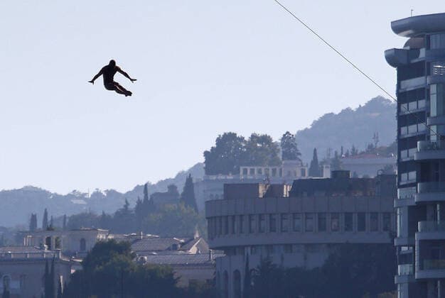 Bilder des Jahres 2020, Sport 09 September Sport Themen der Woche KW37 Sport Bilder des Tages YALTA, CRIMEA, RUSSIA - SEPTEMBER 12, 2020: A diver competes in the 2020 High Diving World Cup. The height of the platform is 27 metres. Sergei Malgavko TASS  TS0E6D73