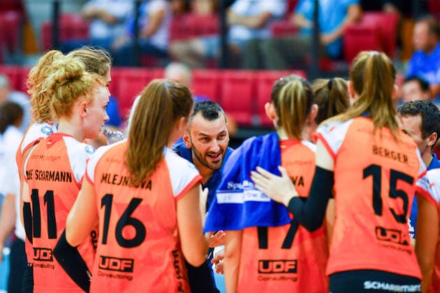 VBL Allianz MTV Stuttgart Test match 12 09 20 Allianz MTV Stuttgart, Volleyball, Bundesliga, Women, Season 2020 21, Test match against NawaRo Straubing, Coach Giannis Athanasopoulos, in the time out, Copyright: xBEAUTIFULxSPORTS TomxBlochx