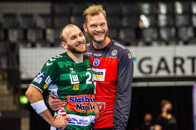 Bilder des Jahres 2020, Sport 09 September Sport Themen der Woche KW37 Sport Bilder des Tages TVB Stuttgart - FRISCH AUF Goeppingen Hatten sichtlich Spass nach Handballpause: li: Marcel Schiller (FRISCH AUF! Goeppingen 24) ; Johannes Bitter (TVB Stuttgart 1) ; BGV Handball Cup 2020 Finaltag: TVB Stuttgart vs. FRISCH AUF Goeppingen am 13.09.2020 in Stuttgart (PORSCHE Arena), Baden-Wuerttemberg, Deutschland Stuttgart. 13.09.20 Handball BGV Cup , Stuttgart Baden Wuerttemberg Deutschland *** TVB Stuttgart FRISCH AUF Goeppingen obviously had fun after the handball break li Marcel Schiller FRISCH AUF Goeppingen 24 Johannes Bitter TVB Stuttgart 1 BGV Handball Cup 2020 Final day TVB Stuttgart vs FRISCH AUF Goeppingen on 13 09 2020 in Stuttgart PORSCHE Arena , Baden Wuerttemberg, Germany Stuttgart 13 09 20 Handball BGV Cup , Stuttgart Baden Wuerttemberg Germany