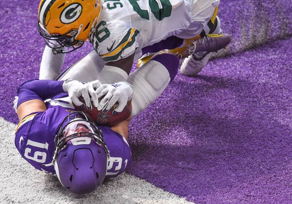 Bilder des Jahres 2020, Sport 09 September Sport Themen der Woche KW37 Sport Bilder des Tages MINNEAPOLIS, MN - SEPTEMBER 13: Minnesota Vikings Wide Receiver Adam Thielen (19) hauls in a 37-yard pass from Minnesota Vikings Quarterback Kirk Cousins (8) for a touchdown as Green Bay Packers Safety Darnell Savage (26) defends during a National Football League game between the Minnesota Vikings and Green Bay Packers on September 13, 2020, at US Bank Stadium, Minneapolis, MN.(Photo by Nick Wosika Icon Sportswire) NFL, American Football Herren, USA SEP 13 Packers at Vikings Icon2020091345