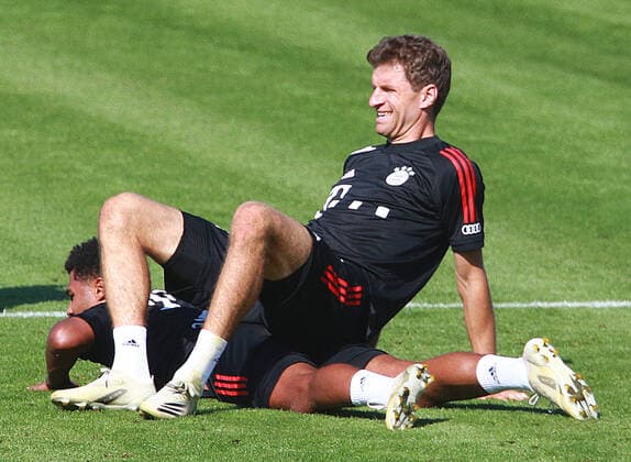 Thomas Müller Mueller, above, and Serge Gnabry, below, Football 1 Bundesliga FC Bayern Munich, Training at Saebenerstrasse, 14 09 2020 PHOTO Mladen Lackovic