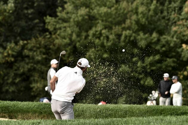 September 15, Mamaroneck, New York, USA: DUSTIN JOHNSON hits from a bunker on the 13th hole during the practice round at the 2020 U.S. Open at Winged Foot Golf Club (West Course) in Mamaroneck, N.Y. on Tuesday, Sept. 15, 2020. Mamaroneck USA - ZUMAz03_ 20200915_zah_z03_840 Copyright: xRobertxBeck USGAx