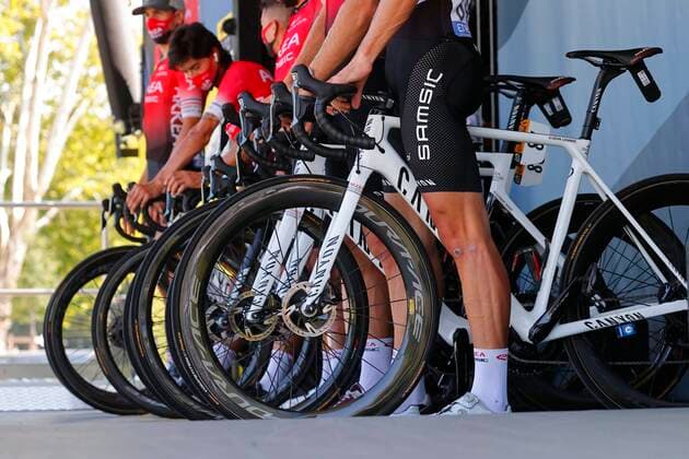 MERIBEL, FRANCE - SEPTEMBER 16 : Team ARKEA - SAMSIC during stage 17 of the 107th edition of the 2020 Tour de France cycling race, a stage of 170 kms with start in Grenoble and finish at Col de la Loze in Meribel on September 16, 2020 in Meribel, France, 16 09 2020 ( Motordriver Kenny Verfaillie - Photo by Pool Photo News CYCLISME : Tour de France - Etape 17 - Grenoble a Meribel Col De La Loze - 16 09 2020 PhotoNews Panoramic 