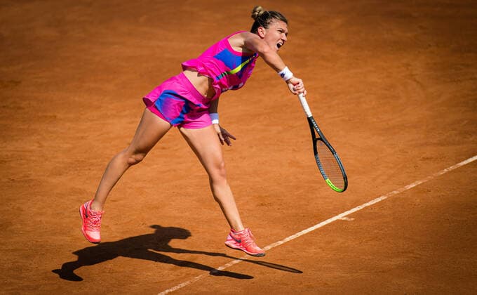 September 16, 2020, Rome, ITALY: Simona Halep of Romania in action during her second-round match at the 2020 Internazionali BNL d Italia WTA, Tennis Damen Premier 5 tennis tournament against Jasmin Paolini of Italy Rome ITALY - ZUMAa181 20200916_zaa_a181_048 Copyright: xRobxPrangex