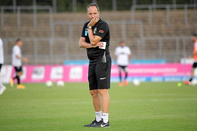 16 09 2020, xemx, Fussball Regionalliga Suedwest, SSV Ulm FSV Frankfurt emspor, from l Head Coach Holger Bachthaler SSV Ulm thoughtful, pondering DFL DFB REGULATIONS PROHIBIT ANY USE OF PHOTOGRAPHS as IMAGE SEQUENCES and or QUASI VIDEO Ulm