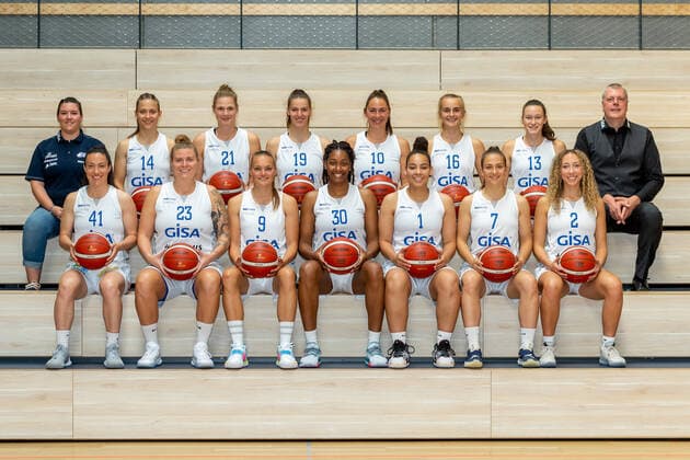 Teamfoto GISA Lions SV Halle o.R.v.l.: Sandra Rosanke (Co-Trainerin, GISA Lions SV Halle), Janina Schinkel (14, GISA Lions SV Halle), Karolina Stawinska (21, GISA Lions SV Halle), Meret Kleine-Beeck (19, GISA Lions SV Halle), Barbora Kasparkova (10, GISA Lions SV Halle), Lilly Oswald (16, GISA Lions SV Halle), Charlotte Kreuter (13, GISA Lions SV Halle), Peter Kortmann (Head Coach, GISA Lions SV Halle) u.R.v.l.: Eilidh Simpson (41, GISA Lions SV Halle), Klaudia Grudzien (23, GISA Lions SV Halle), Inken Henningsen (09, GISA Lions SV Halle), Naheria Hamilton (xx, GISA Lions SV Halle), Candice White (01, GISA Lions SV Halle), Laura Schinkel (07, GISA Lions SV Halle), Darien Huff (02, GISA Lions SV Halle) GISA Lions SV Halle - Teamfotos Basketball - 1. Bundesliga - ERDGAS Sportarena Halle (Saale) 15.09.2020 Foto: Holger John Sachsen-Anhalt Deutschland *** Team photo GISA Lions SV Halle o R v l Sandra Rosanke Co Trainer, GISA Lions SV Halle , Janina Schinkel 14, GISA Lions SV Halle , Karolina Stawinska 21, GISA Lions SV Halle , Meret Kleine Beeck 19, GISA Lions SV Halle , Barbora Kasparkova 10, GISA Lions SV Halle , Lilly Oswald 16, GISA Lions SV Halle , Charlotte Kreuter 13, GISA Lions SV Halle , Peter Kortmann Head Coach, GISA Lions SV Halle and R v l Eilidh Simpson 41, GISA Lions SV Halle , Klaudia Grudzien 23, GISA Lions SV Halle , Inken Henningsen 09, GISA Lions SV Halle , Naheria Hamilton xx, GISA Lions SV Halle , Candice White 01, GISA Lions SV Halle , Laura Schinkel 07, GISA Lions SV Halle , Darien Huff 02, GISA Lions SV Halle GISA Lions SV Halle Team photos Basketball 1 Bundesliga ERDGAS Sportarena Halle Saale 15 09 2020 Photo Holger John Sachsen Anhalt Germany