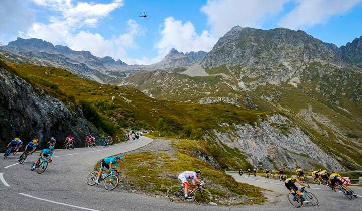 Sport Bilder des Tages MERIBEL, FRANCE - SEPTEMBER 16 : Illustration picture of the peloton with POGACAR Tadej (SLO) of UAE TEAM EMIRATES downhill from Col de la Madeleine during stage 17 of the 107th edition of the 2020 Tour de France cycling race, a stage of 170 kms with start in Grenoble and finish at Col de la Loze in Meribel on September 16, 2020 in Meribel, France, 16 09 2020 CYCLISME : Tour de France - Etape 18 - Meribel a La Roche-sur-Foron - 17 09 2020 PhotoNews Panoramic 