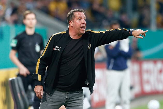 SG Dynamo Dresden Hamburger SV football DFB Pokal 1 round, SG Dynamo Dresden Hamburger SV emspor, from l Markus Kauczinski Dresden, coach gives instructions, gesticulates with his arms, gesticulate, gives instructions Dresden 14 09 20 football DFB Pokal , Germany PIX-Sportfotos