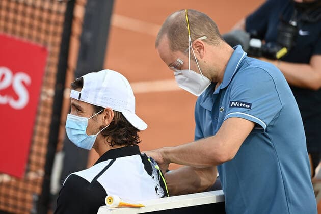 Photo Alfredo Falcone - LaPresse 18 09 2020 Roma (Italy) Tennis Lorenzo Musetti (ITA) vs Dominik Koepfer (GER) Internazionali BNL d Italia 2020 In the pic:Lorenzo Musetti with the physiotherapist  Copyright: xAlfredoxFalcone LaPressex