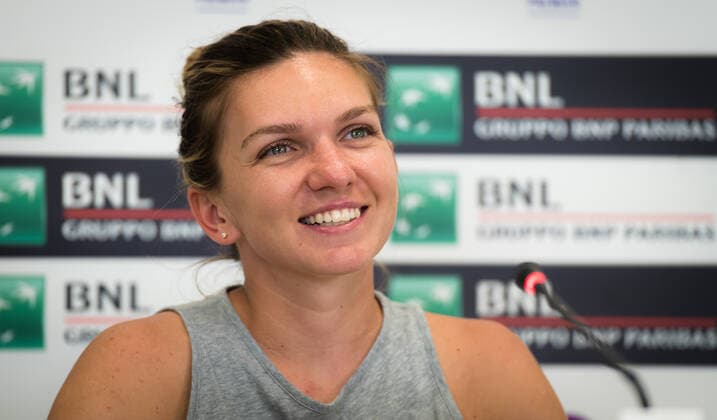 Sport Bilder des Tages September 18, 2020, Rome, ITALY: Simona Halep of Romania talks to the media after winning her third-round match at the 2020 Internazionali BNL d Italia WTA, Tennis Damen Premier 5 tennis tournament Rome ITALY - ZUMAa181 20200918_zaa_a181_132 Copyright: xRobxPrangex