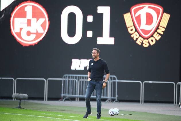 Coach Boris Schommers Kaiserslautern stands in front of the scoreboard showing the 1 0 stand in front of Dresden 1 FC Kaiserslautern vs. Dynamo Dresden, 3 League, 18 09 2020 DFB regulations prohibit any use of photographs as image sequences and or quasi video 1 FC Kaiserslautern vs. Dynamo Dresden, football, 3 League, 18 09 2020 Kaiserslautern Copyright: xWeissx Eibner-Pressefotox EP_rws