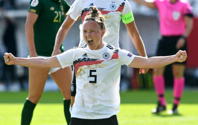 Football, Women, Germany, National Team EM Qualification in the stadium Essen Germany white Ireland green cheers Marina Hegering GER after her goal to 1 0 cheers, joy, action DFB REGULATIONS PROHIBIT ANY USE OF PHOTOGRAPHS AS IMAGE SEQUENCES AND OR QUASI VIDEO