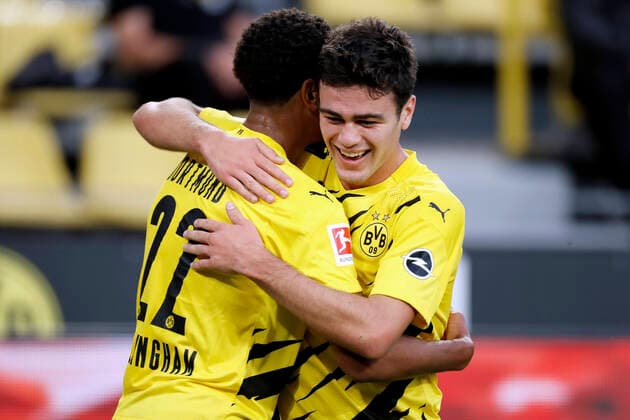 Bilder des Jahres 2020, Sport 09 September Sport Themen der Woche KW38 Sport Bilder des Tages REYNA Giovanni Team BVB Jubel um Torschuetzen REYNY Giovanni mit BELLINGHAM Jude Fussball Bundesliga Saison 2020-2021 Spiel BVB - Borussia Moenchengladbach 3 : 0 am 19. September in Dortmund DFL REGULATIONS PROHIBIT ANY USE OF PHOTOGRAPHS as IMAGE SEQUENCES and or QUASI-VIDEO *** REYNA Giovanni Team BVB Cheers for scorers REYNY Giovanni with BELLINGHAM Jude Football Bundesliga Season 2020 2021 Game BVB Borussia Moenchengladbach 3 0 on 19 September in Dortmund DFL REGULATIONS PROHIBIT ANY USE OF PHOTOGRAPHS as IMAGE SEQUENCES and or QUASI VIDEO