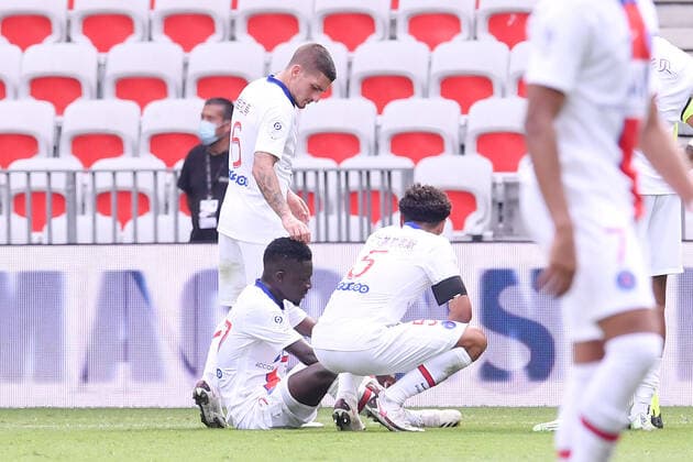 27 IDRISSA GUEYE (PSG) - 06 MARCO VERRATTI (PSG) - FAIR PLAY - BLESSURE - DECEPTION FOOTBALL : Nice vs Paris SG - Ligue 1 Uber Eats - 20 09 2020 FEP Panoramic 